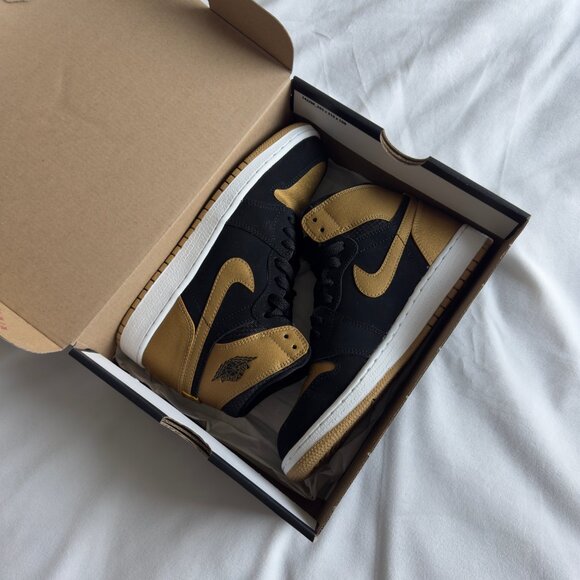 Nike Air Jordan 1 Retro High Black/Metallic Gold/White Grade School Size 4.5Y - Picture 1 of 6